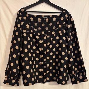 JCrew polka dot blouse made with 100% linen. Square neckline puff sleeves.